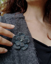 Charger l&#39;image dans la galerie, broche fleur d&#39;aubépine gris bleuté