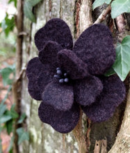 Charger l&#39;image dans la galerie, broche fleur d&#39;aubépine noire ( teinture végétale)