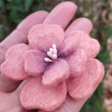 Charger l&#39;image dans la galerie, barrette fleur d&#39;aubépine corail (teinture végétale)
