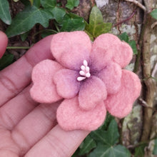 Charger l&#39;image dans la galerie, barrette fleur d&#39;aubépine corail (teinture végétale)