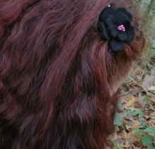 Charger l&#39;image dans la galerie, broche fleur d&#39;aubépine noire ( teinture végétale)