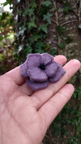 broche hortensia violet fané