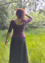 Charger l&#39;image dans la galerie, tee shirt bordeaux encolure ronde et manches trois quart. Porté par une femme rousse dans une prairie verdoyante. création Maureen Vinot
