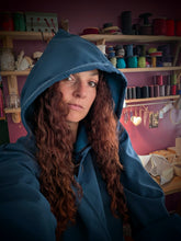 Charger l'image dans la galerie, veste imperméable taille 40 bleu canard, à capuche pointue