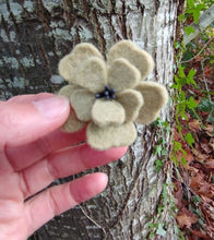 Charger l&#39;image dans la galerie, barrette fleur d&#39;aubépine vert d&#39;eau (teinture végétale)