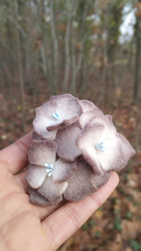 broche trois fleurs d'hortensia écru et gris
