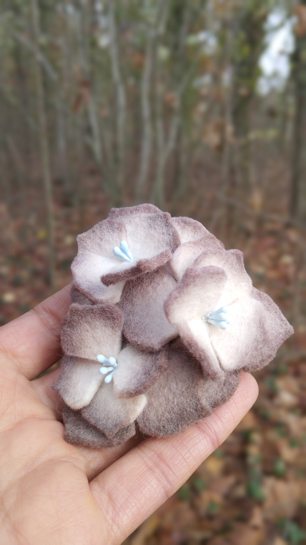 broche trois fleurs d'hortensia écru et gris