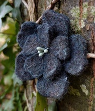Charger l&#39;image dans la galerie, broche fleur d&#39;aubépine gris bleuté