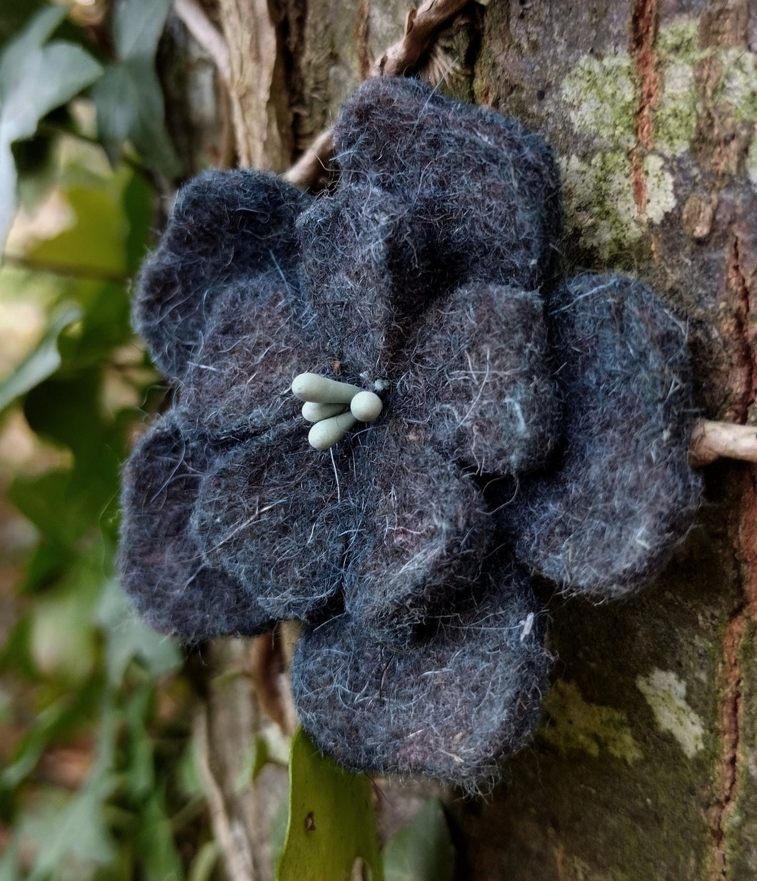 broche fleur d'aubépine gris bleuté