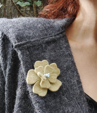 Charger l&#39;image dans la galerie, broche fleur d&#39;aubépine vert d&#39;eau (teinture végétale)