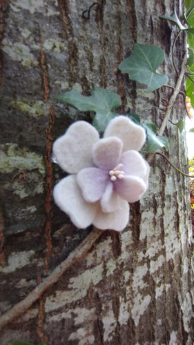 barrette fleur d'aubépine écru cœur violet (teinture végétale)