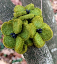 Charger l&#39;image dans la galerie, broche trois fleurs de cerisier vert