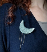 Charger l'image dans la galerie, grande broche lune bleu/vert irisé