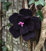 Charger l&#39;image dans la galerie, barrette fleur d&#39;aubépine noire ( teinture végétale)