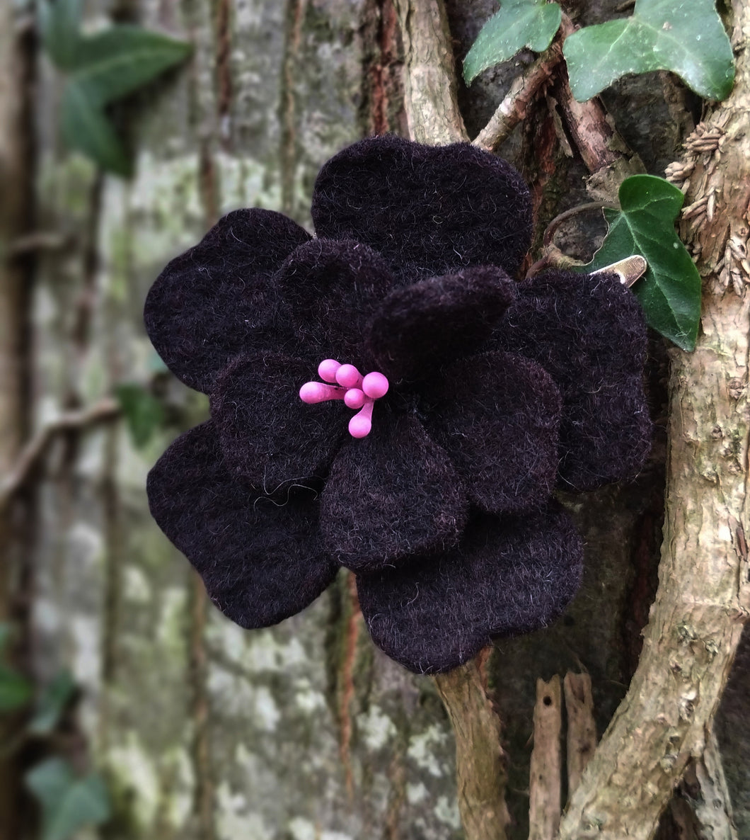 barrette fleur d'aubépine noire ( teinture végétale)