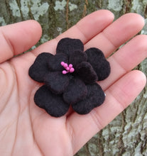 Charger l&#39;image dans la galerie, barrette fleur d&#39;aubépine noire ( teinture végétale)