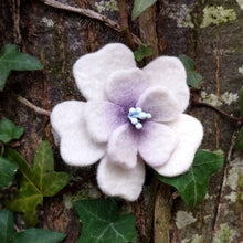 Charger l&#39;image dans la galerie, broche fleur d&#39;aubépine écru cœur violet (teinture végétale)