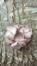 Charger l&#39;image dans la galerie, broche trois fleurs d&#39;hortensia écru et gris