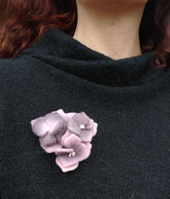 Charger l&#39;image dans la galerie, broche trois hortensia mauve cendre