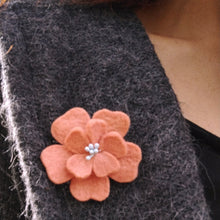 Charger l&#39;image dans la galerie, broche fleur d&#39;aubépine corail (teinture végétale)