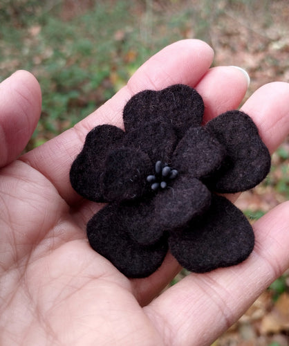 broche fleur d'aubépine noire ( teinture végétale)