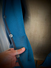 Charger l'image dans la galerie, veste imperméable taille 40 bleu canard, à capuche pointue
