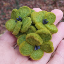 Charger l&#39;image dans la galerie, broche trois fleurs de cerisier vert
