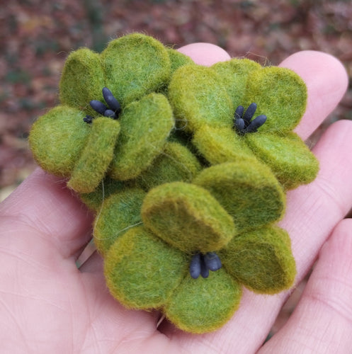 broche trois fleurs de cerisier vert
