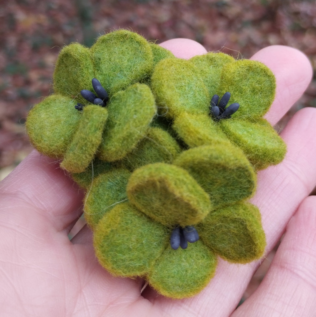 broche trois fleurs de cerisier vert