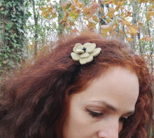 Charger l&#39;image dans la galerie, barrette fleur d&#39;aubépine vert d&#39;eau (teinture végétale)