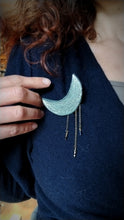 Charger l'image dans la galerie, grande broche lune bleu/vert irisé
