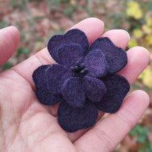 Charger l&#39;image dans la galerie, barrette fleur d&#39;aubépine violet foncé (teinture végétale)