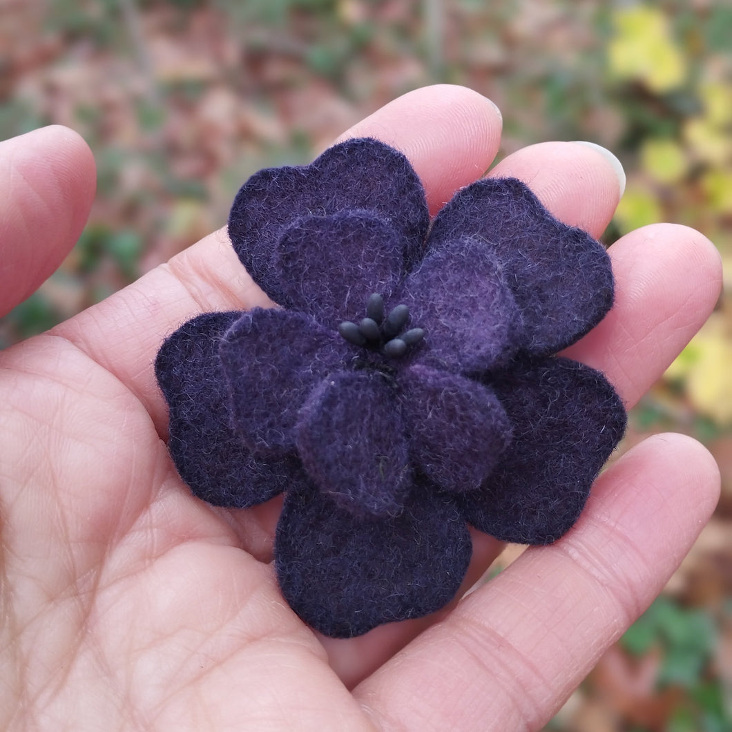 barrette fleur d'aubépine violet foncé (teinture végétale)
