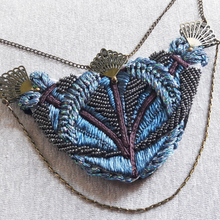 Charger l&#39;image dans la galerie, collier bleu style Art nouveau