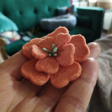 Charger l&#39;image dans la galerie, barrette fleur d&#39;aubépine corail (teinture végétale)