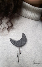 Charger l&#39;image dans la galerie, grande broche lune noir et or en feutre de laine peint puis brodé par la créatrice Maureen. Fabriqué en France