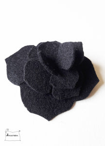 petite broche hortensia en feutrine noire