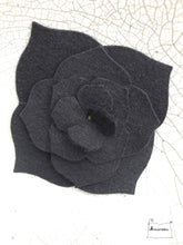 Charger l&#39;image dans la galerie, grande barrette hortensia en feutrine noire