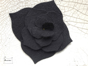 grande barrette hortensia en feutrine noire