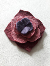 Charger l&#39;image dans la galerie, grande broche hortensia en camaïeu de rose et violet