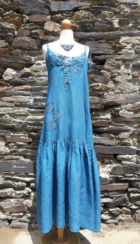 robe Naïade en lin biologique teint en bleu indigo par la créatrice Maureen. Elle est rebrodée de dentelle éparses au décolleté et sur la robe.