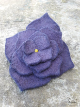 Charger l&#39;image dans la galerie, grande barrette fleur violet myrtille (teinture végétale)