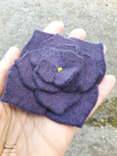 Charger l&#39;image dans la galerie, grande barrette fleur violet myrtille (teinture végétale)