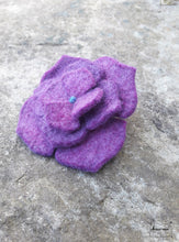 Charger l&#39;image dans la galerie, barrette fleur violet chakra n°7 en laine feutrée, teinture végétale realisée par la créatrice teinturière Maureen