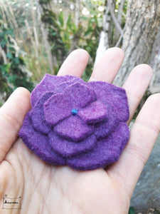 barrette fleur violet chakra n°7 en laine feutrée, teinture végétale realisée par la créatrice teinturière Maureen