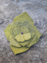 Charger l&#39;image dans la galerie, grande barrette fleur vert chartreuse (teinture végétale)