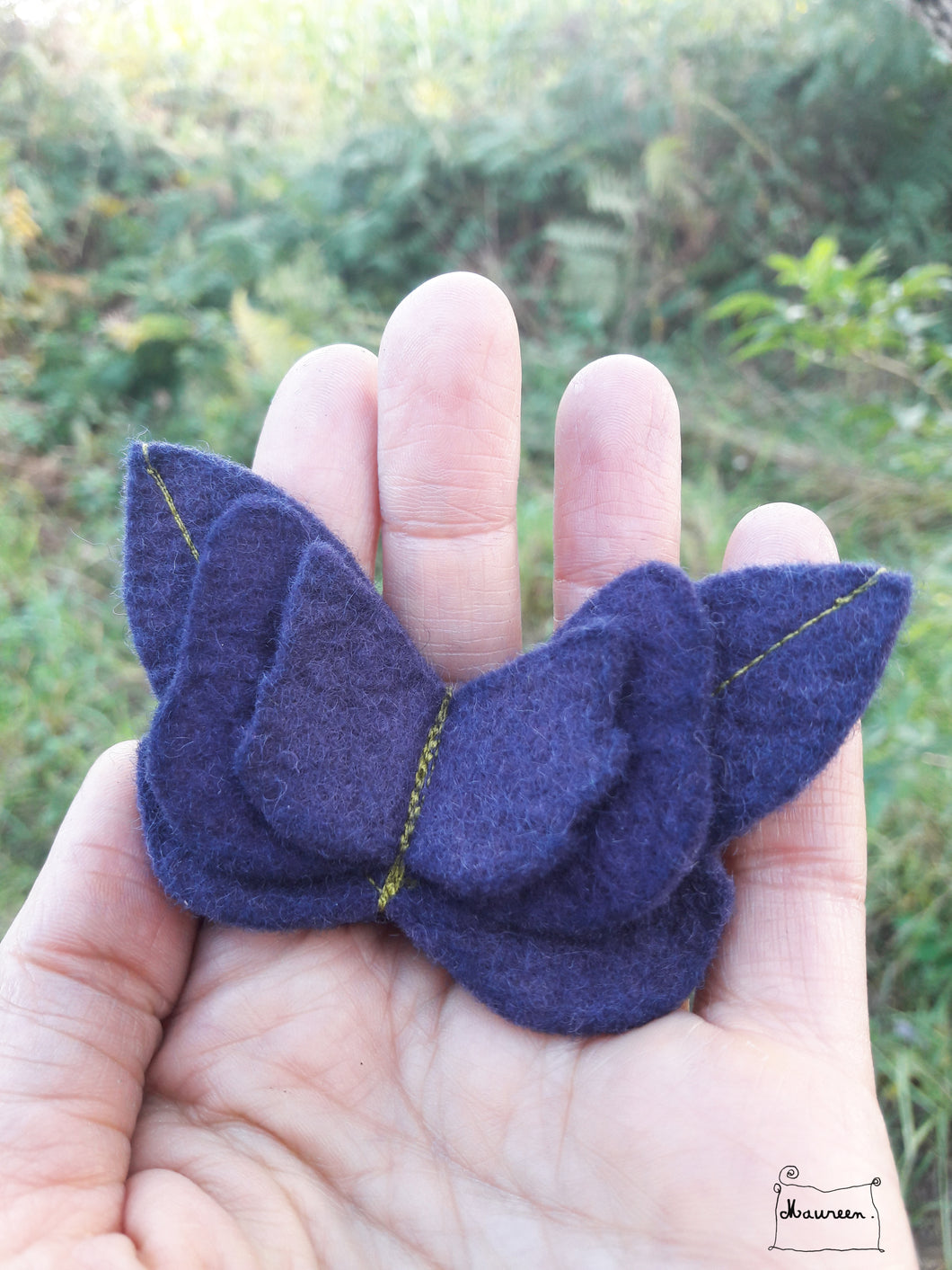 barrette papillon en feutre violet myrtille (teinture végétale)