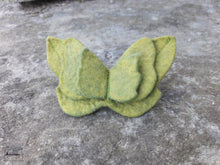 Charger l&#39;image dans la galerie, barrette papillon en feutre vert chartreuse (teinture végétale)