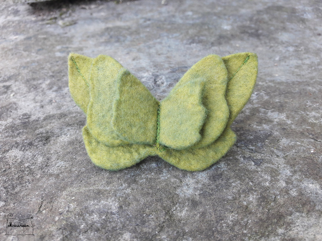 barrette papillon en feutre vert chartreuse (teinture végétale)
