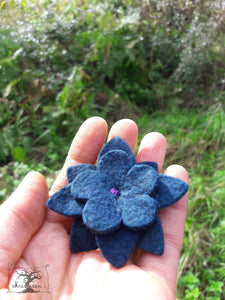 barrette fleur bleu topaze (teinture végétale)